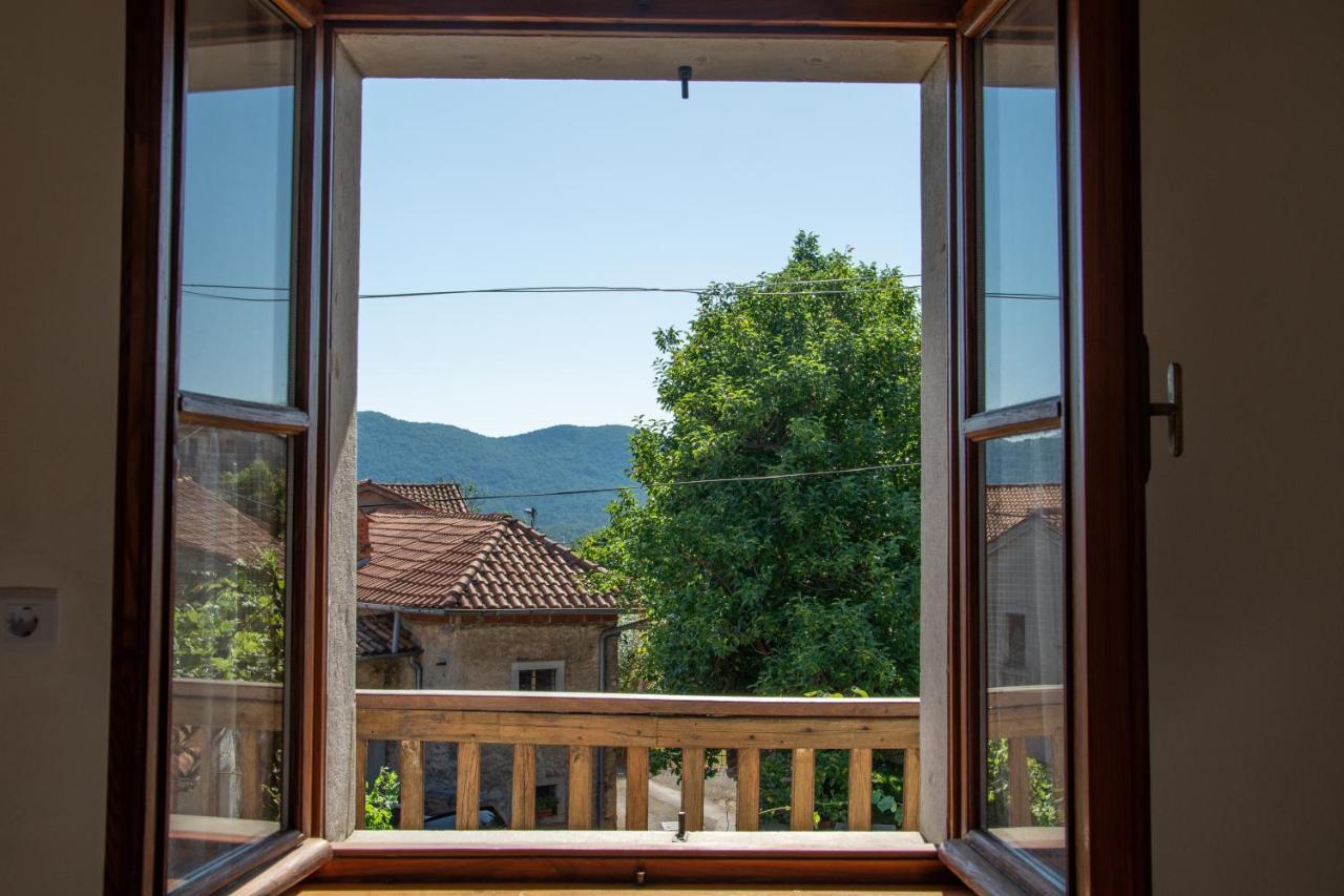 Apartma Na Skdnu Dutovlje エクステリア 写真